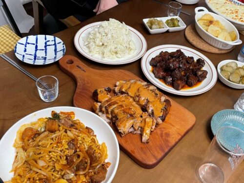キャベツコールスローと肉料理が一緒に用意されたテーブル。