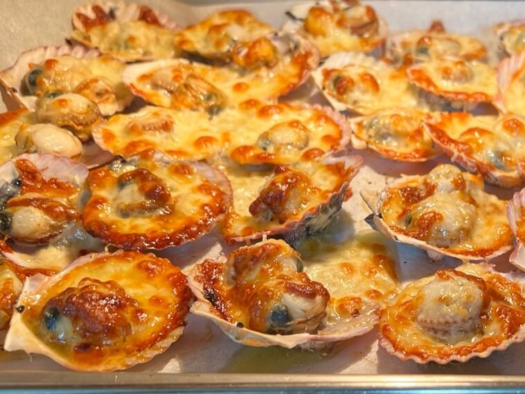 黄金色に焼きあがったホタテチーズのオーブン焼きが完成した様子