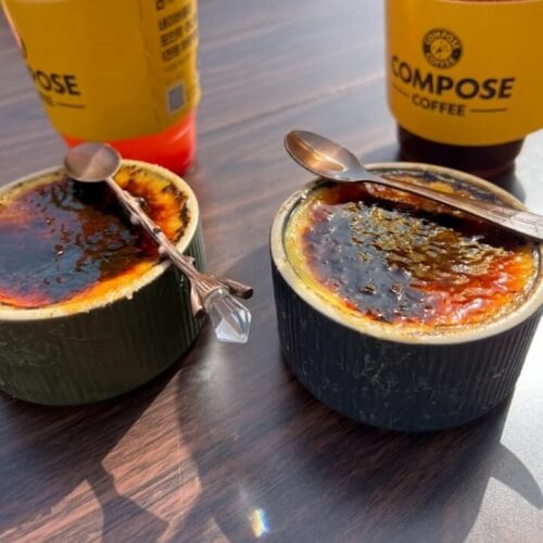 クリームブリュレレシピを完成させ、コーヒーと一緒に楽しむシーン