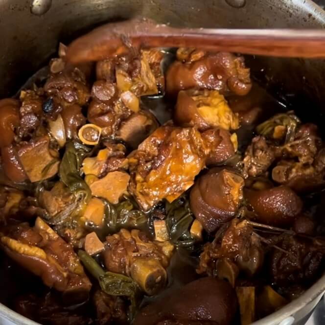 水を加え、足裏をひっくり返しながら足裏を煮込む様子
