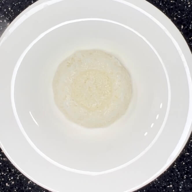 ボウルにご飯を乗せた様子