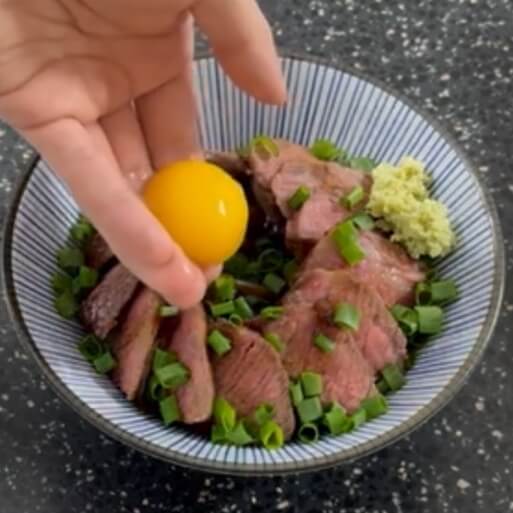 卵黄を加える様子