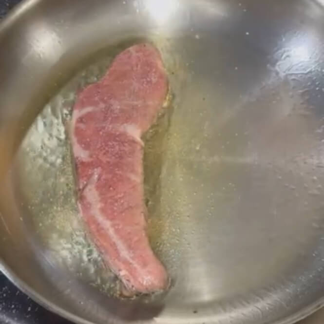 鍋の左側でステーキを焼き始めた様子。