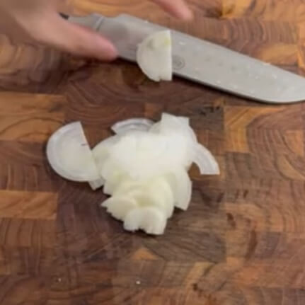 玉ねぎをスライスする様子