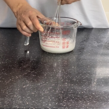 Mixing starch powder and milk