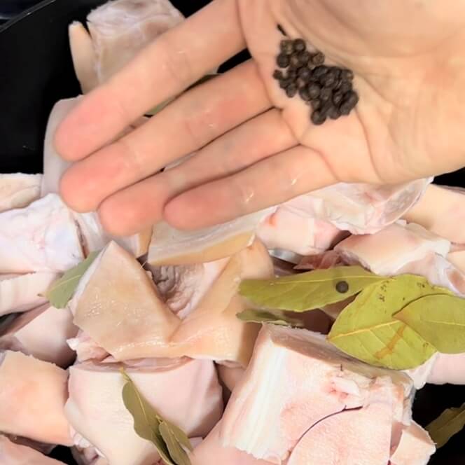 下地材を入れる様子