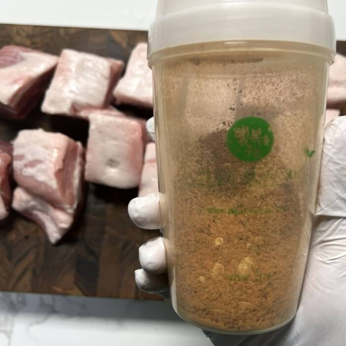 バーベキューを作り、持っている様子
