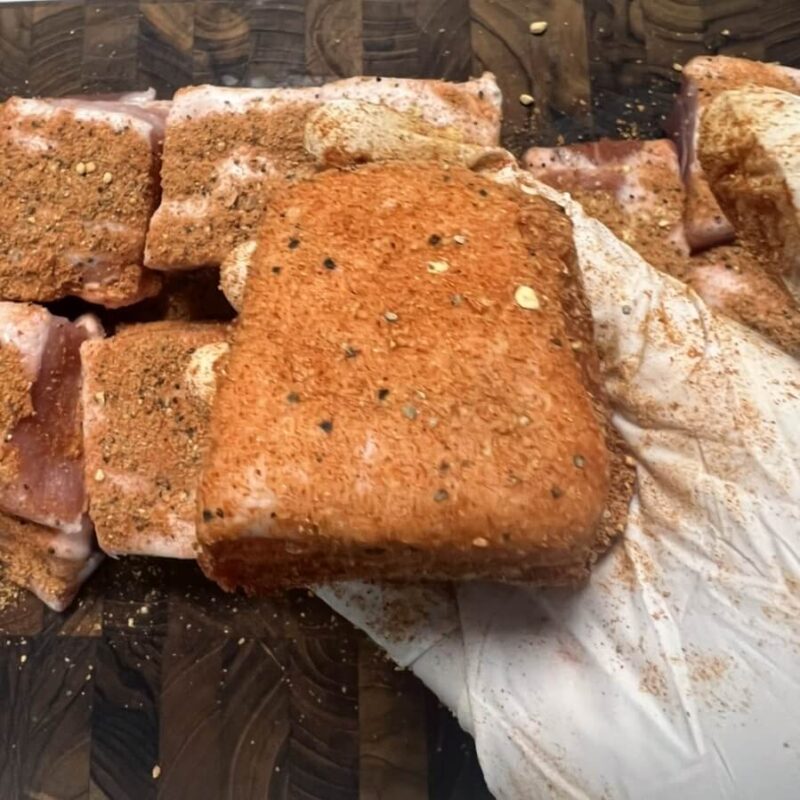 キューブ豚バラ肉にバーベキューラバーを丁寧に塗ってくれた様子