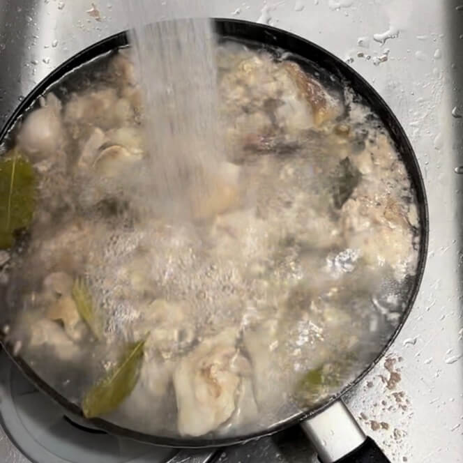 初めに茹でた 족발을冷水で洗い流す様子。