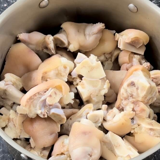 茹でた 족발을鍋に入れた様子