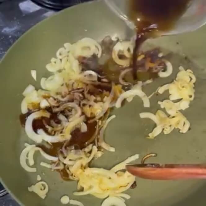 タマネギに醤油をかける様子