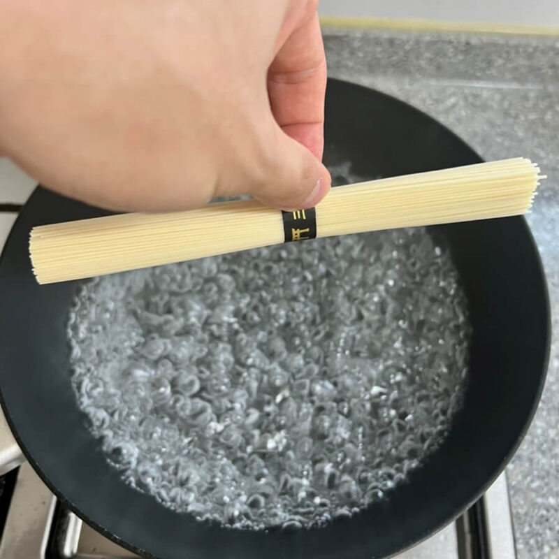Somen noodles in boiling water