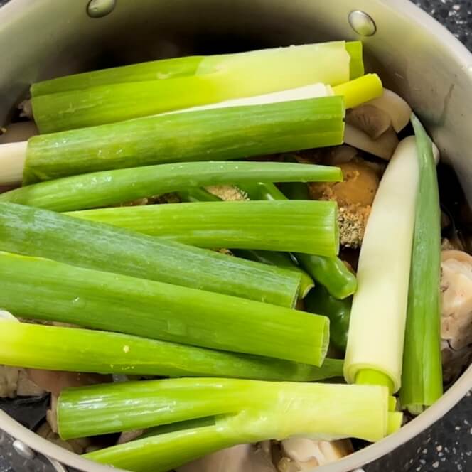 豚足に色々な材料と長ネギを入れた様子