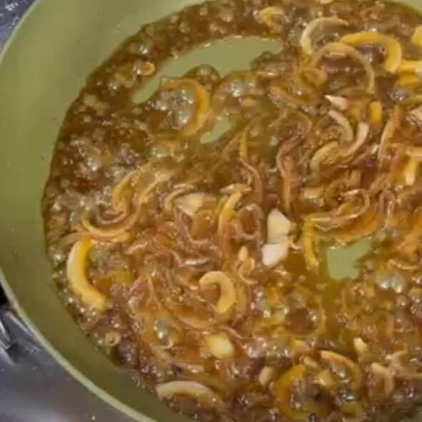玉ねぎと醤油ソースを煮込む様子