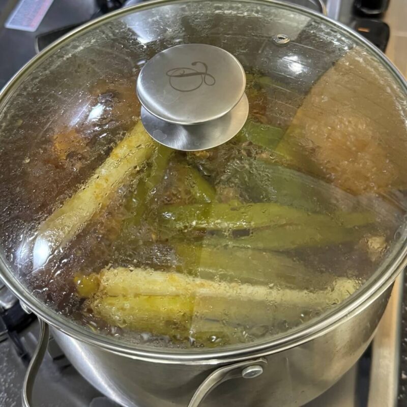 蓋に触れて煮込む様子