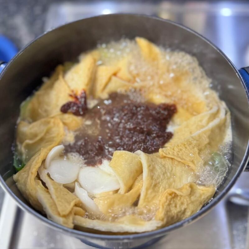 餅とタレを入れた様子