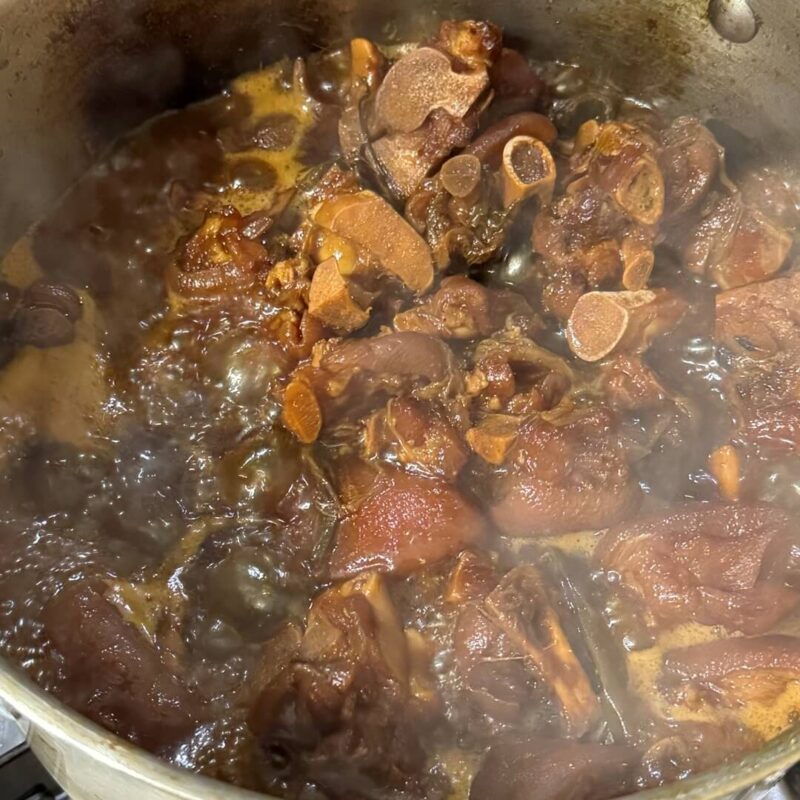 蓋を開けて豚足を調理する様子
