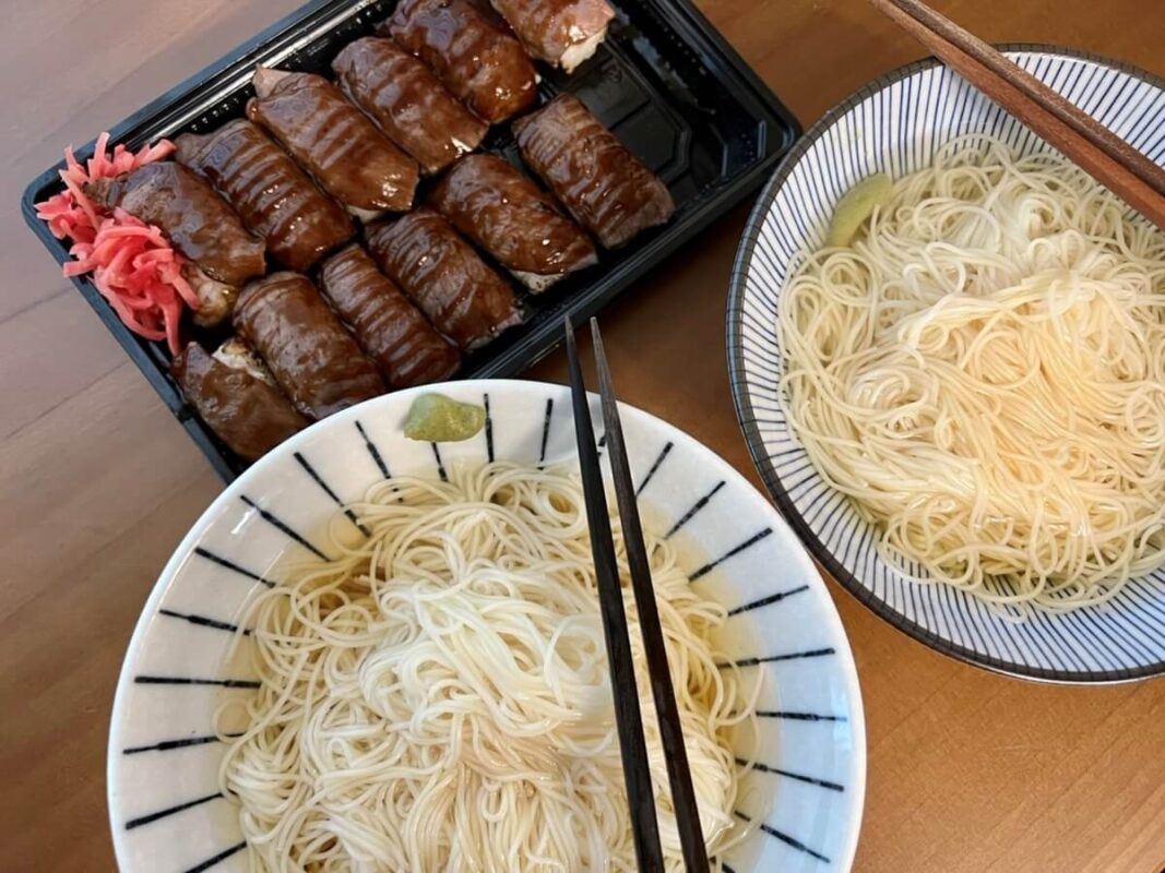 A view of the beef sushi prepared with the finished cold somen recipe.