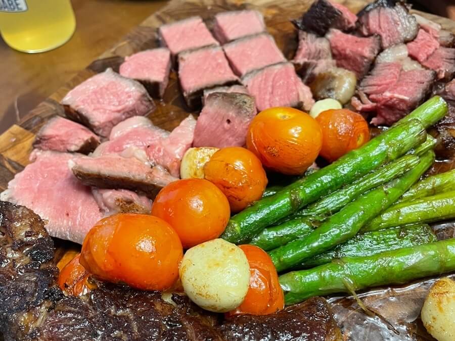 リバースシアリングステーキの焼き方で完成したトマホークの様子