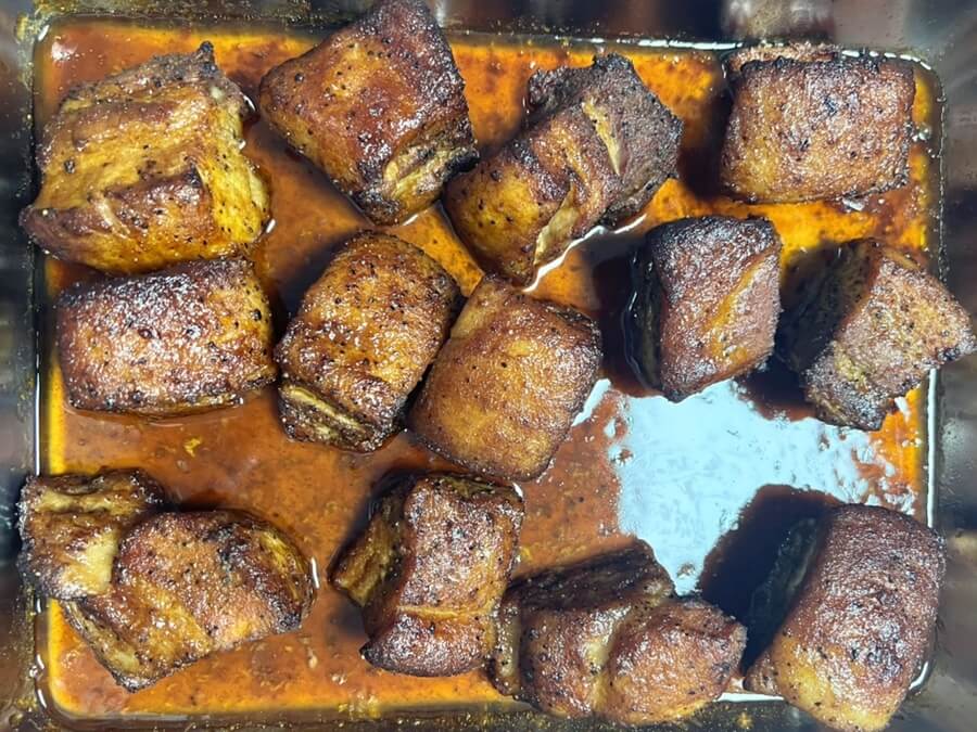 バントエンズのレシピを完成させた様子。 銀色のトレイに焼きあがったバントエンズと自家製ソースが入った様子。
