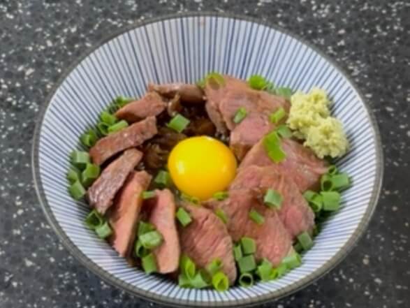 ステーキ丼レシピを完成させた様子