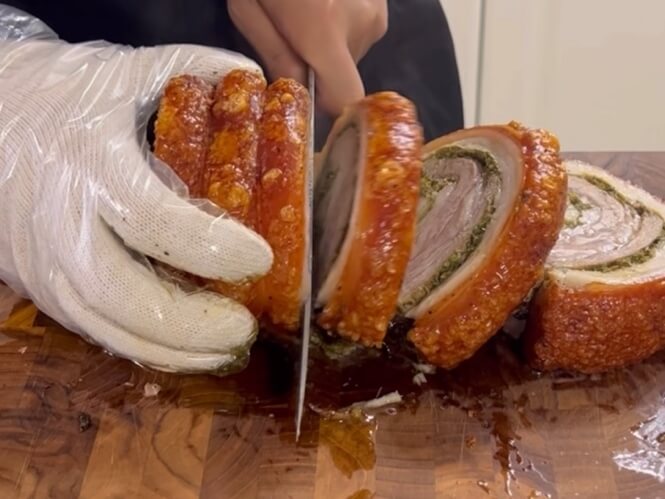 Completar la receta de la porchetta y cortarla a cuchillo.