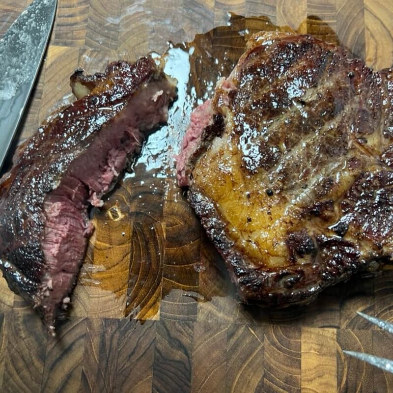 焼いたトマホークを切り分ける様子で、まずはエビの身から分離している様子
