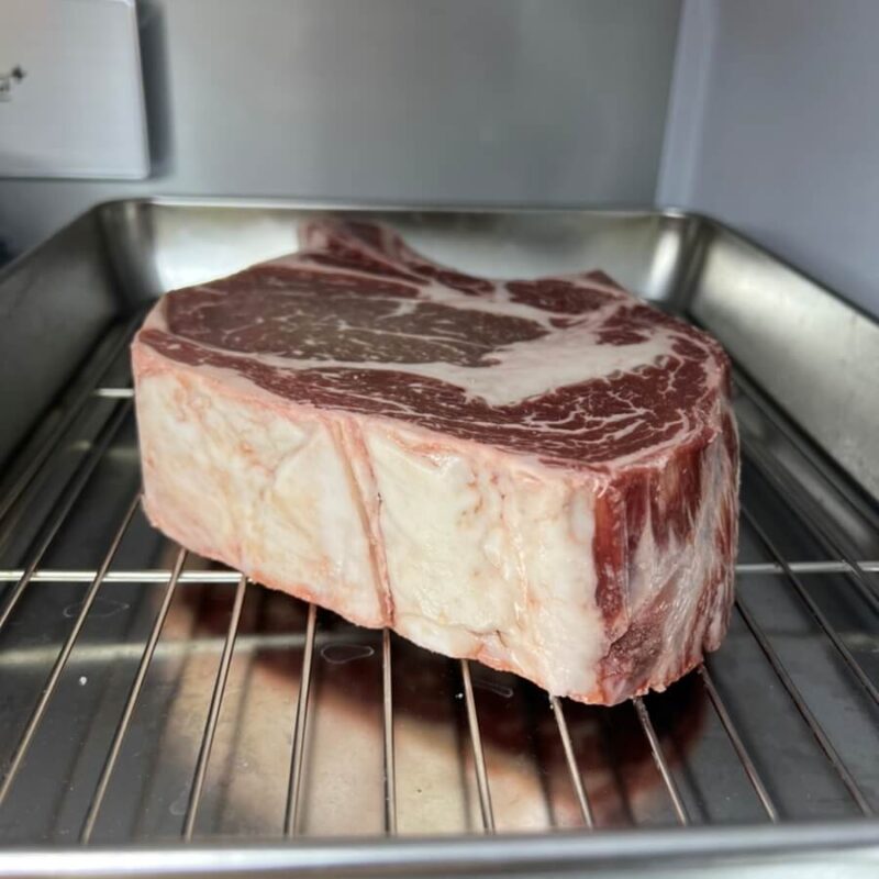 分厚いステーキ用トマホークの様子