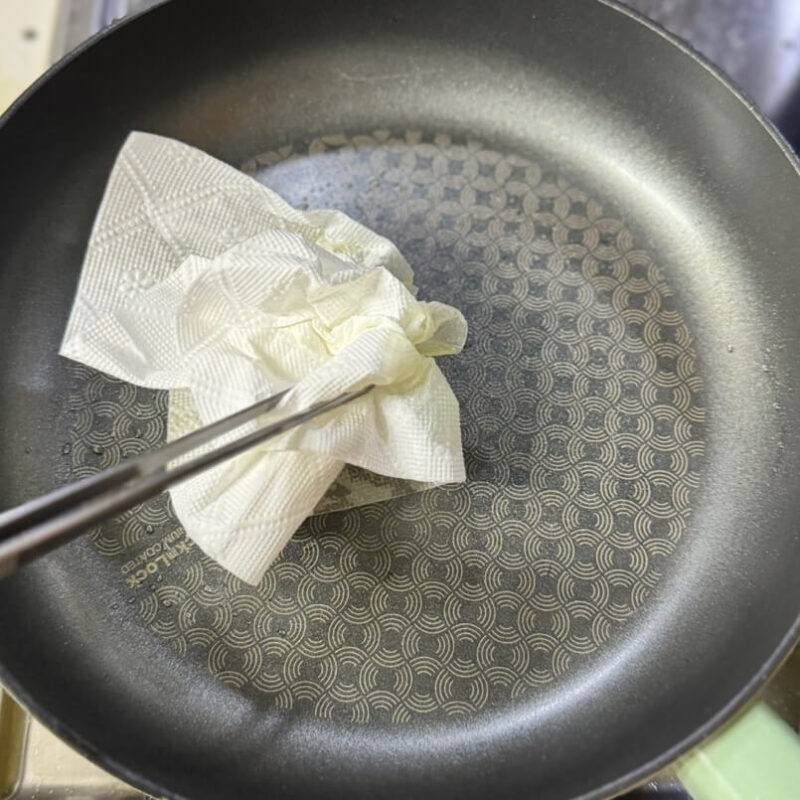 A thin layer of cooking oil in a pan