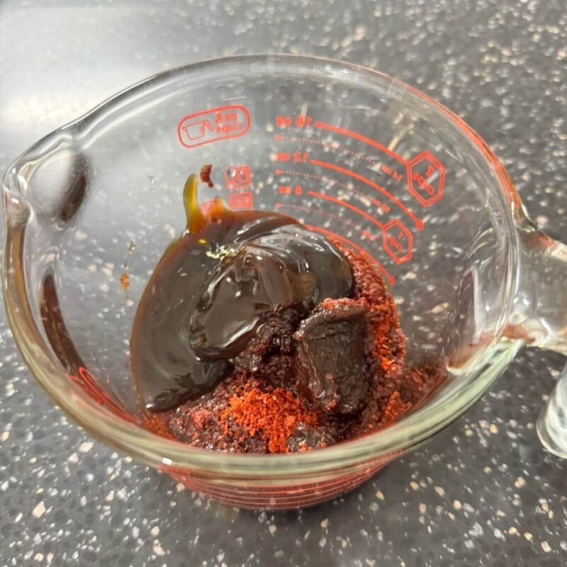 タレの材料を入れて作る様子