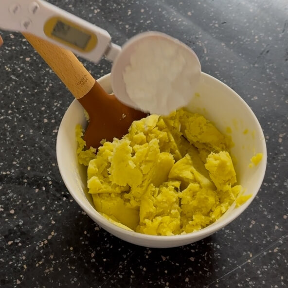 Adding starch powder to mashed sweet potato