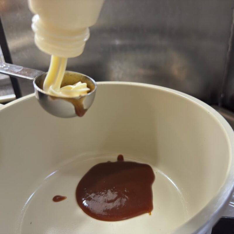 マヨネーズを入れる様子