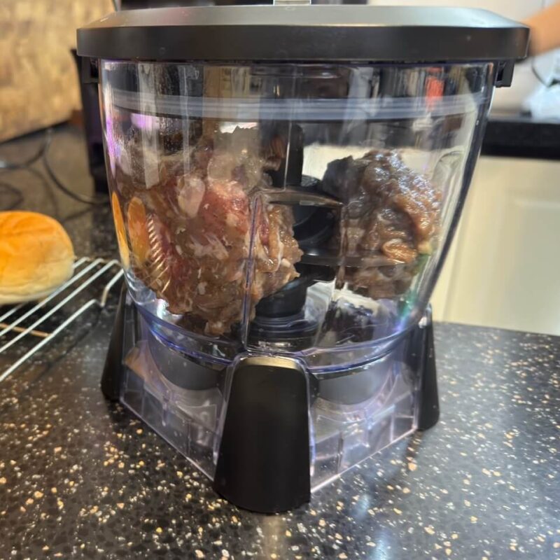 フードプロセッサーに焼肉を入れた様子