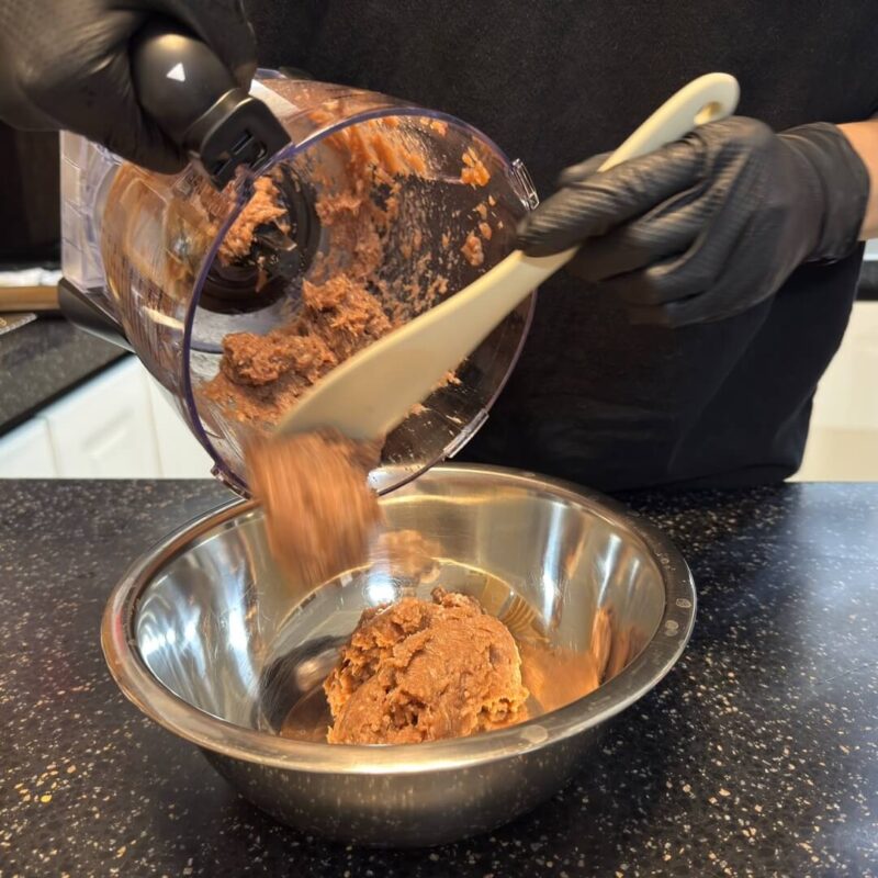 砕いた焼肉をボウルに移す様子