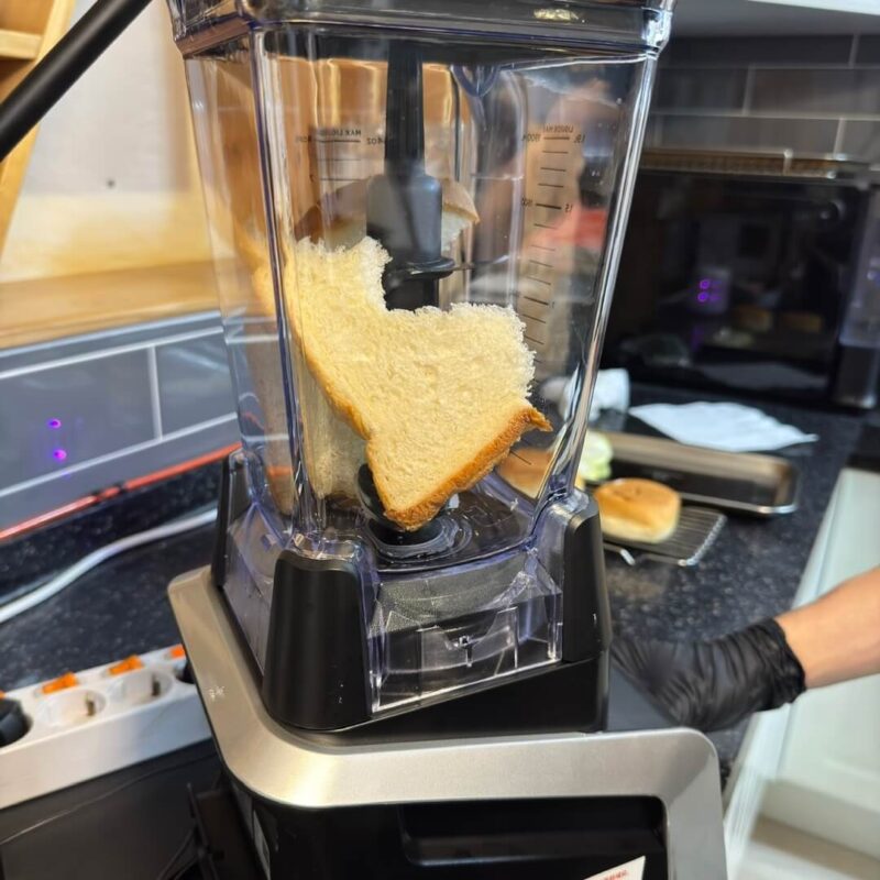 食パン一つをブレンダーに入れた様子
