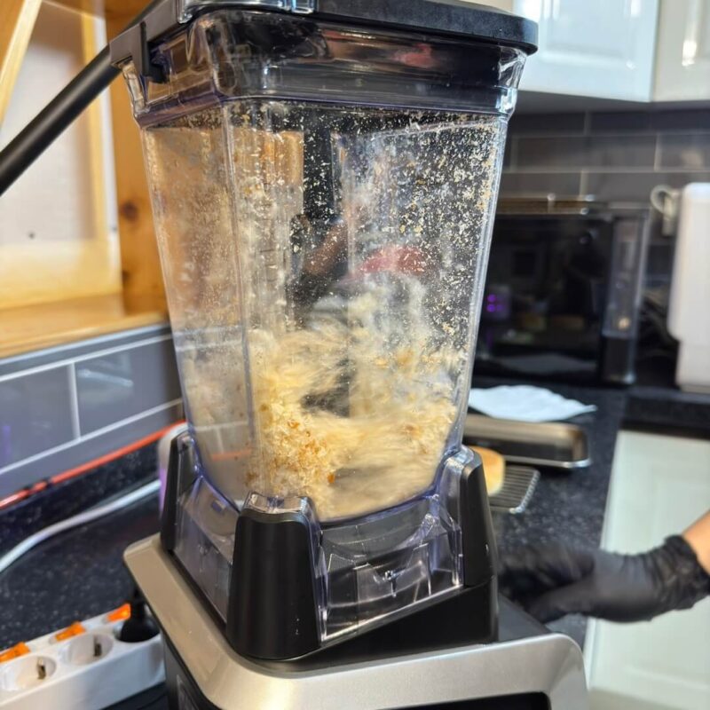 食パンをブレンダーで粉砕してパン粉を作る様子