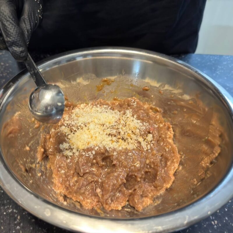 ボウルにパン粉を入れる様子