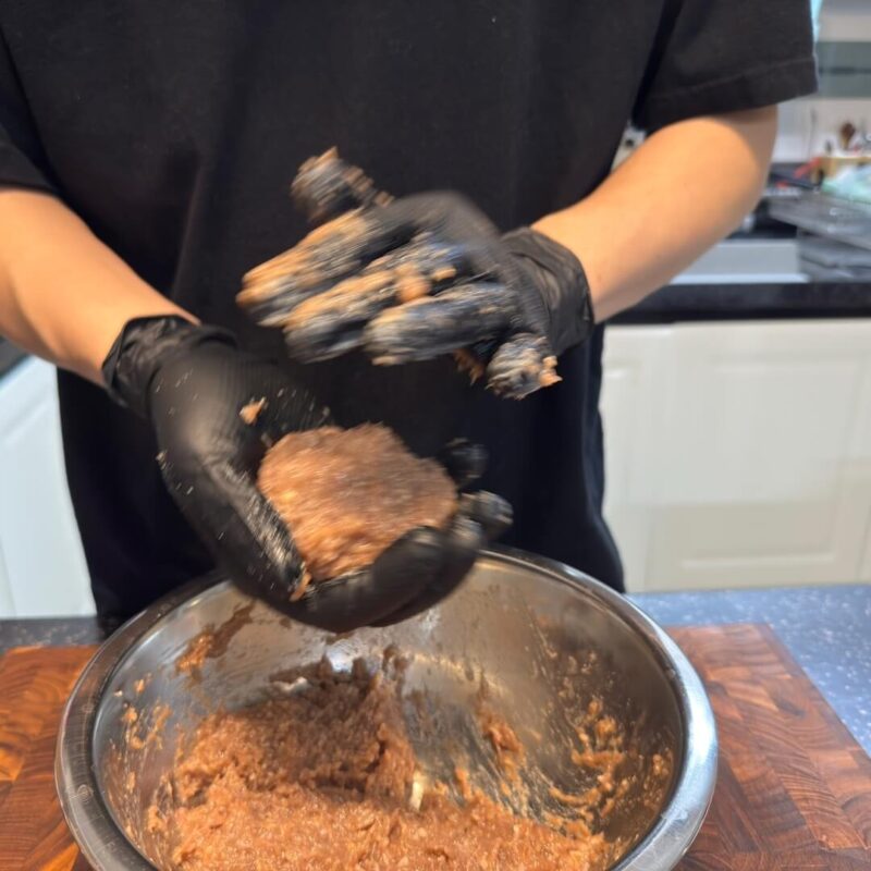 生地でパティの形を作る様子