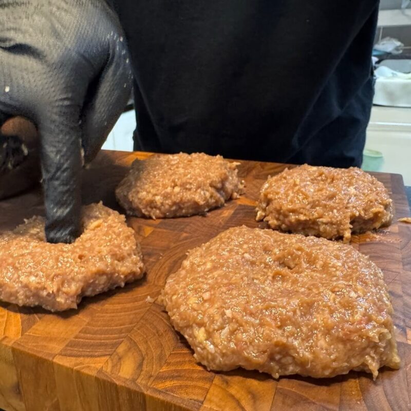 パテの真ん中を指で押さえる様子