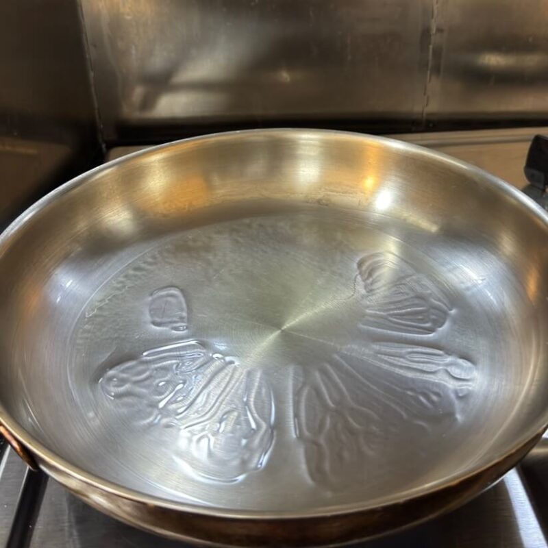 油を塗ったフライパンを加熱する様子