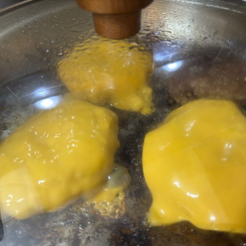 蓋を閉めてチーズを溶かす様子