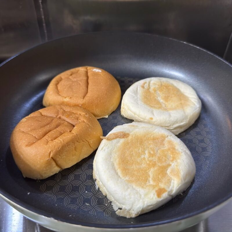 ハンバーガーパンを焼く様子