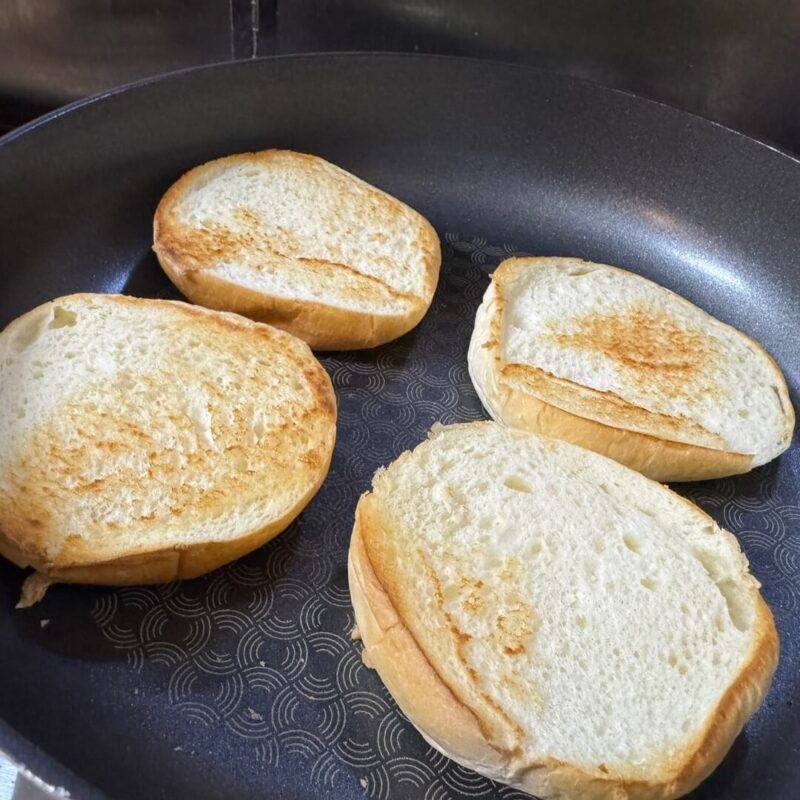 ハンバーガーパンを裏返した様子