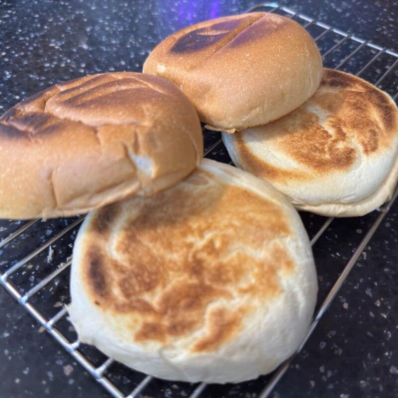 焼きあがったハンバーガーパンの様子