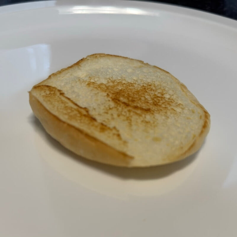 ハンバーガーパンの下側をお皿の上に乗せた様子