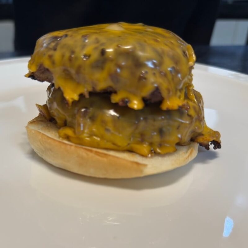 ハンバーガーパンの上に焼肉パテを2枚乗せた様子。