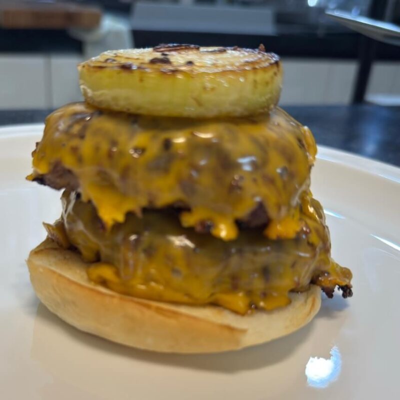 パテの上に焼き玉ねぎを乗せた様子。