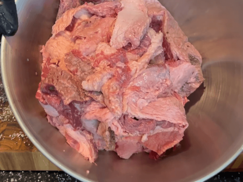 トリミング後に残った肉片と脂肪の様子