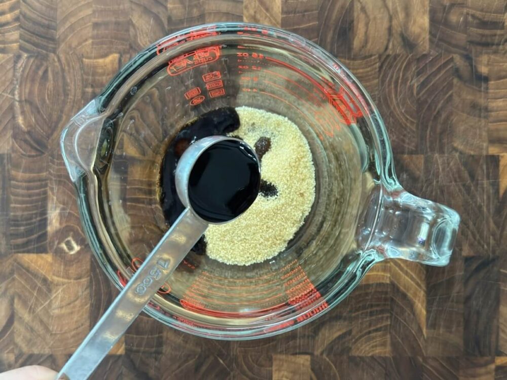 醤油を入れる様子