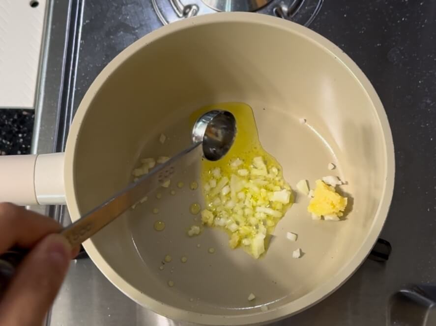 올리브오일에 다진양파와 다진마늘을 넣는 모습